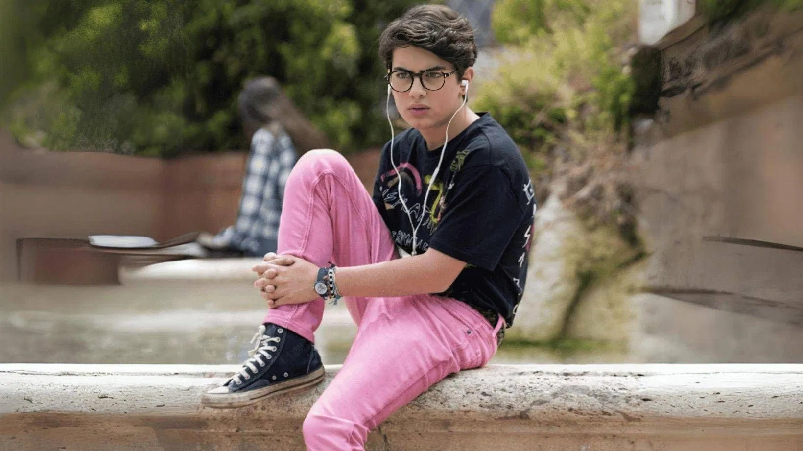 Le garçon au pantalon rose