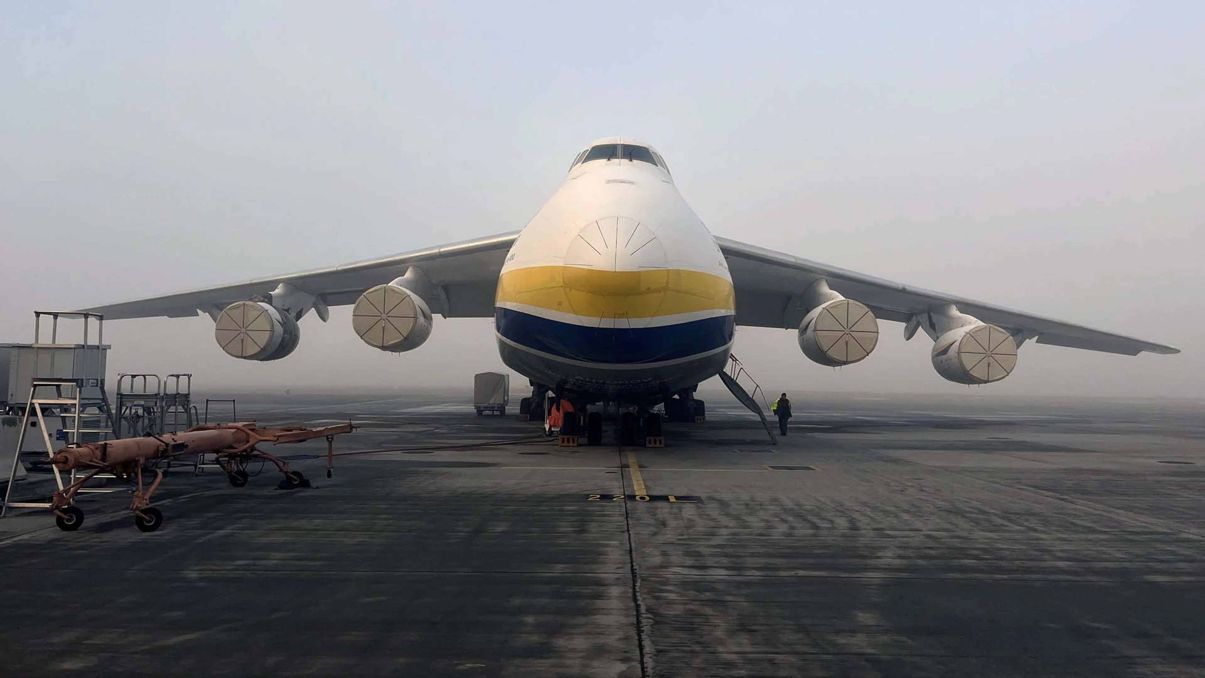 Couverture de Antonov, le légendaire géant des airs